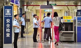 上海地鐵部分車站增設進站安檢門 重點排查違禁品