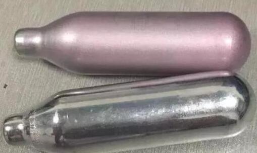 金屬探測(cè)門通道安檢發(fā)現(xiàn)17女子攜帶笑氣登機(jī)被查[圖]