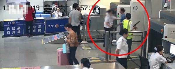男子于火車站安檢門通道猥褻女安檢員[圖]