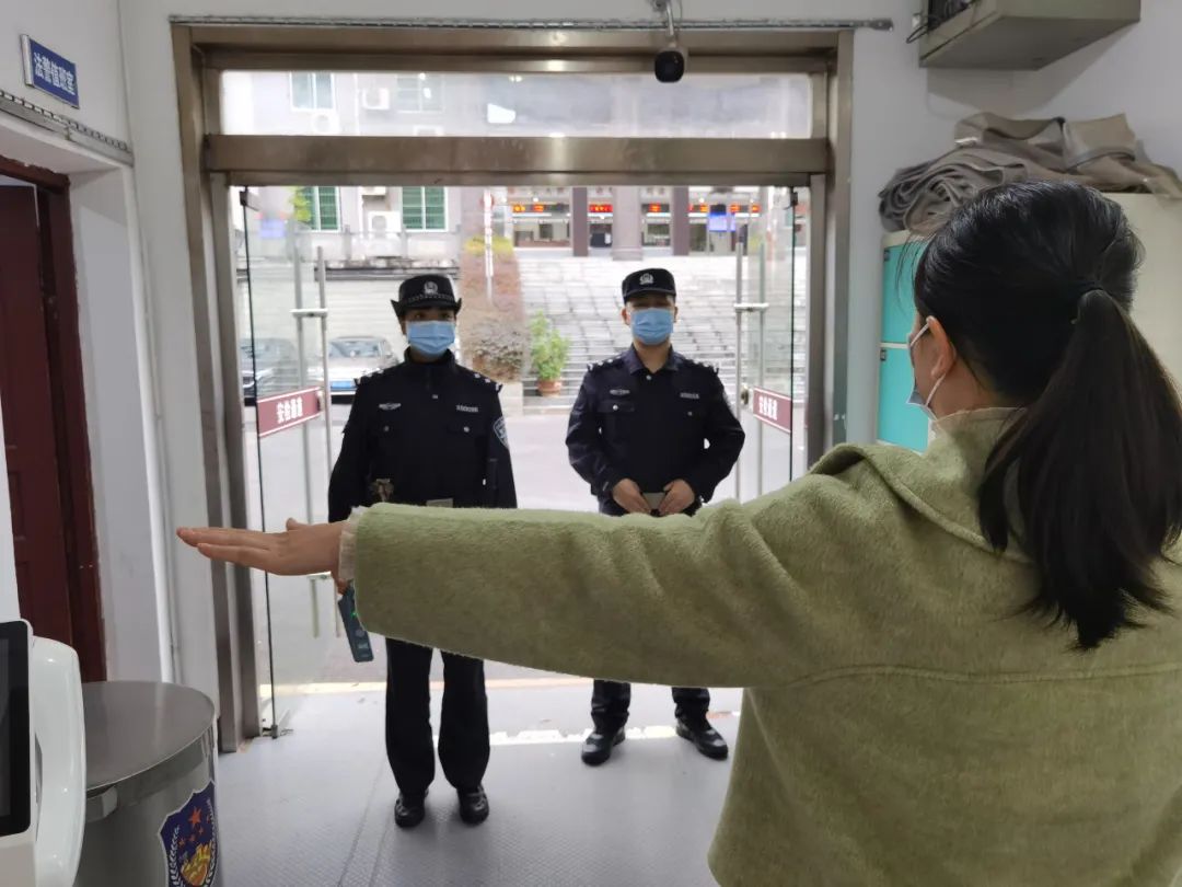 天柱法院安檢門顯神威，一女子攜帶違禁品被查獲！