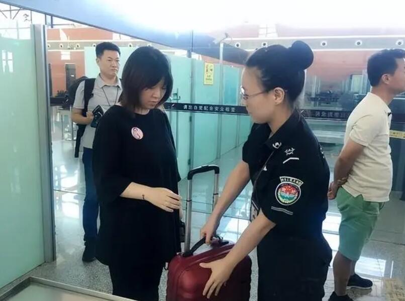 女性進入安檢門通道時，安檢員會感到尷尬嗎？過安檢的注意事項-5.jpg