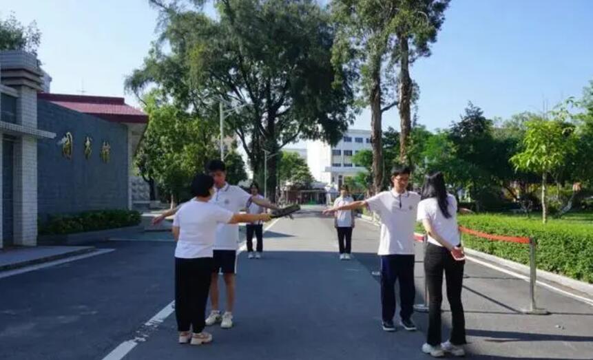 2-學(xué)校設(shè)置安檢門的必要性.jpg
